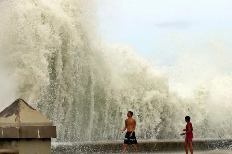 Biden califica de ‘antiestadounidenses’ las mentiras de Trump sobre los huracanes