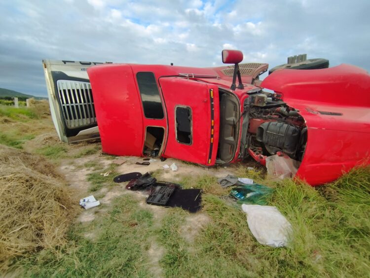 Guardia Estatal brinda asistencia ante volcadura de tractocamión