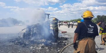 Se incendia de cabina de tráiler en la Carretera Federal 83 Victoria-Zaragoza