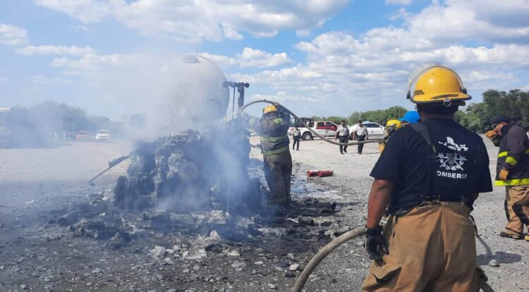 Se incendia de cabina de tráiler en la Carretera Federal 83 Victoria-Zaragoza