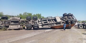 Vuelca tracto camión en el libramiento San Fernando, provoca cierre carretera