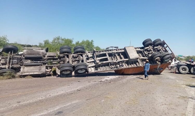 Vuelca tracto camión en el libramiento San Fernando, provoca cierre carretera