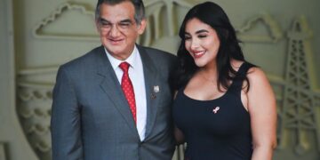 Acude Glynnis Georgina Jiménez a develar el escudo de Soto La Marina en el Palacio de Gobierno