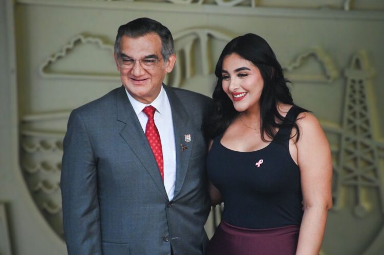 Acude Glynnis Georgina Jiménez a develar el escudo de Soto La Marina en el Palacio de Gobierno