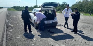 Guardia Estatal brinda apoyo a vehículos varados en carretera