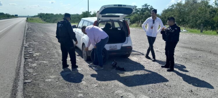 Guardia Estatal brinda apoyo a vehículos varados en carretera