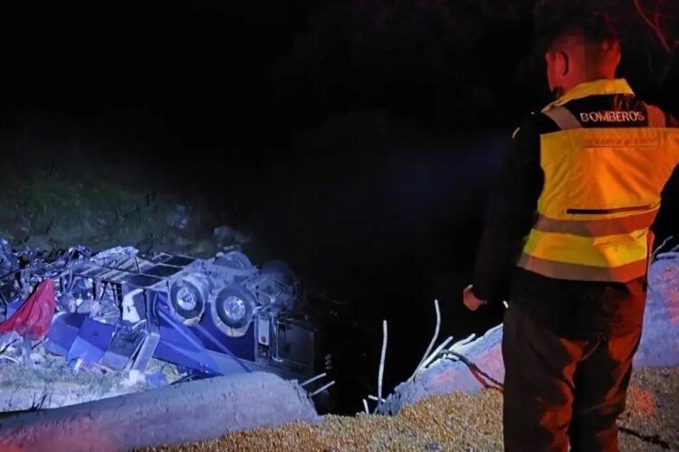 Autobús chocó contra tractocamión y cayó a barranco de más de 10 metros: PC