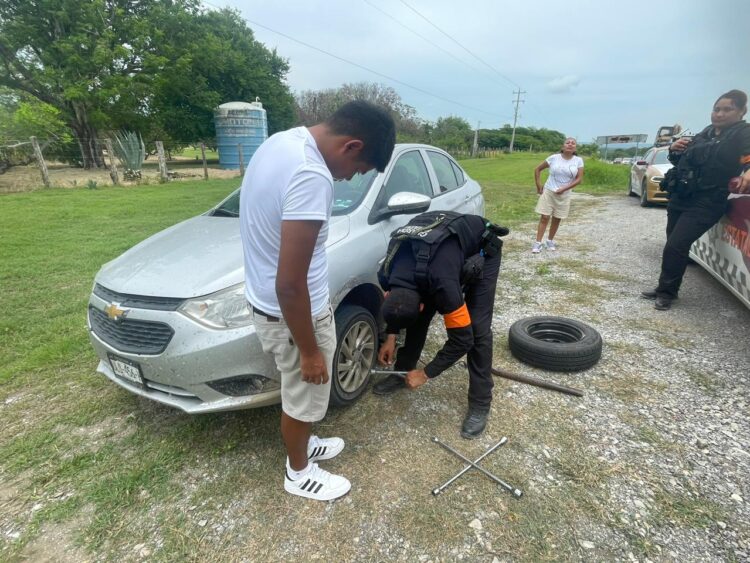 Brinda Tránsito Estatal apoyo permanente a automovilistas