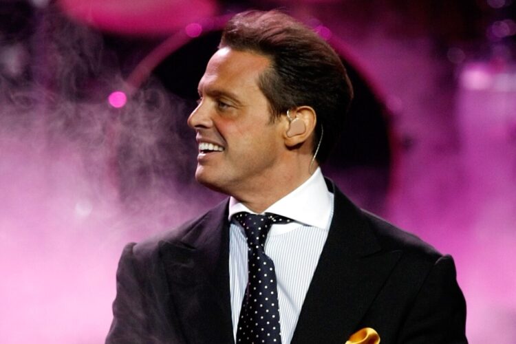 Luis Miguel tiene neumonía tras infección de COVID,asegura Gustavo Adolfo Infante.