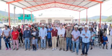 Cumple gobernador con pobladores del ejido Francisco Villa de Tula