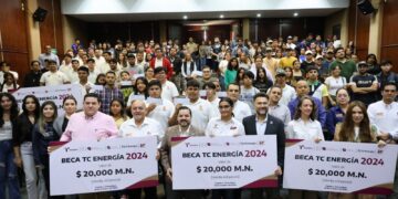 Entrega José Ramón Silva becas TC Energía 2024