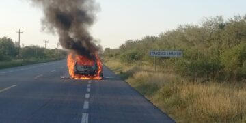 Se incendió vehículo en Carretera Federal 97 del municipio de Reynosa