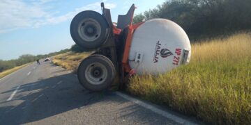 Guardia Estatal atiende derrape de tractocamión con material flamable