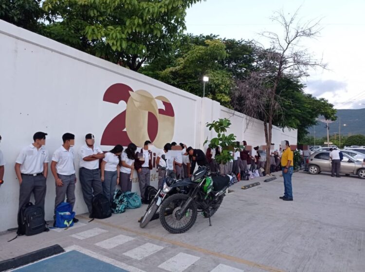 Realizan Binomios Caninos de la Guardia Estatal inspección a escuelas de Ciudad Victoria
