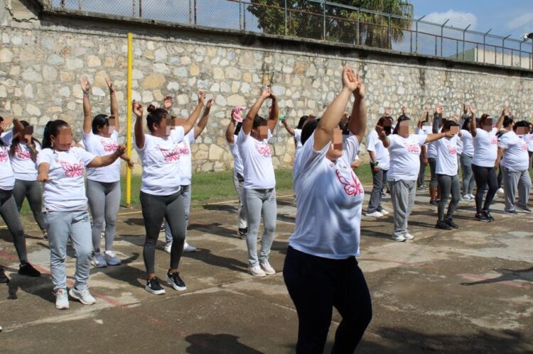 Mujeres de CEDES Victoria conmemoran el Mes Rosa