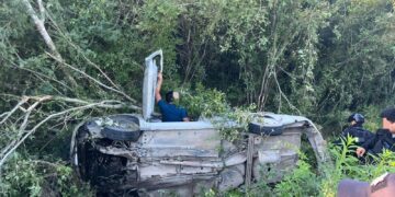 Guardia Estatal auxilia a personas afectadas por volcadura