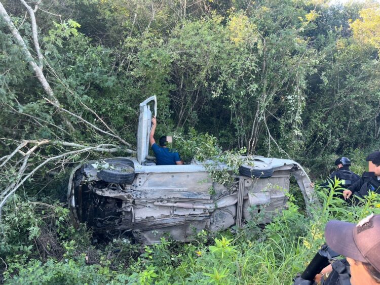 Guardia Estatal auxilia a personas afectadas por volcadura