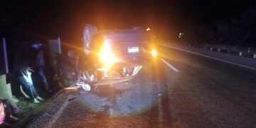 Vuelca conductor sobre carretera a Mainero