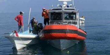 Rescatan a pescadores que habían naufragado por tres días en el mar