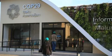 La COP29 negocia contrarreloj el nuevo financiamiento climático bajo presión de activistas