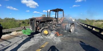 Queman tractores de agricultores en San Fernando.