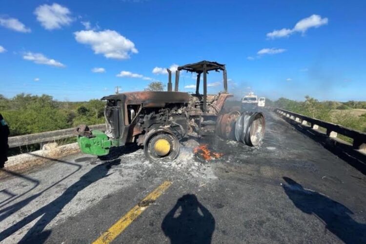 Queman tractores de agricultores en San Fernando.