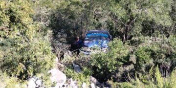 Guardia Estatal auxilia a persona lesionada tras caída a barranco
