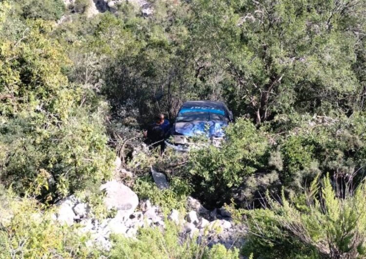 Guardia Estatal auxilia a persona lesionada tras caída a barranco