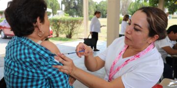 Exhorta Salud a la población a aplicarse vacunas contra influenza, covid-19 y neumococo