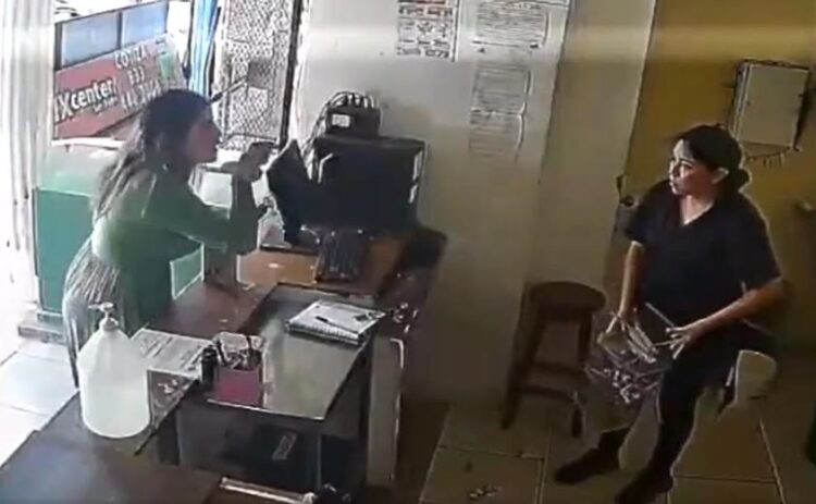 Mujer agredida en taquería de Tampico denunció a policía que la golpeó