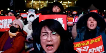 Miles de personas salen a protestar en Corea del Sur después de que el Parlamento no destituyera al president