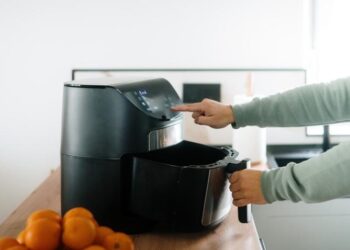 Cómo hacer papas fritas crujientes en una freidora de aire sin una gota de aceite