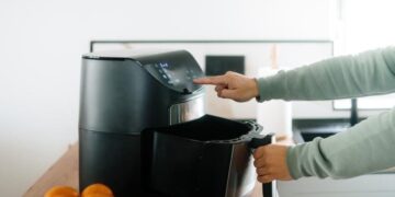 Cómo hacer papas fritas crujientes en una freidora de aire sin una gota de aceite