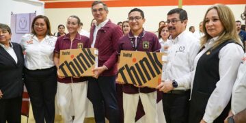 Gobernador y rector hacen entrega histórica de equipos de cómputo a estudiantes y docentes de la UAT