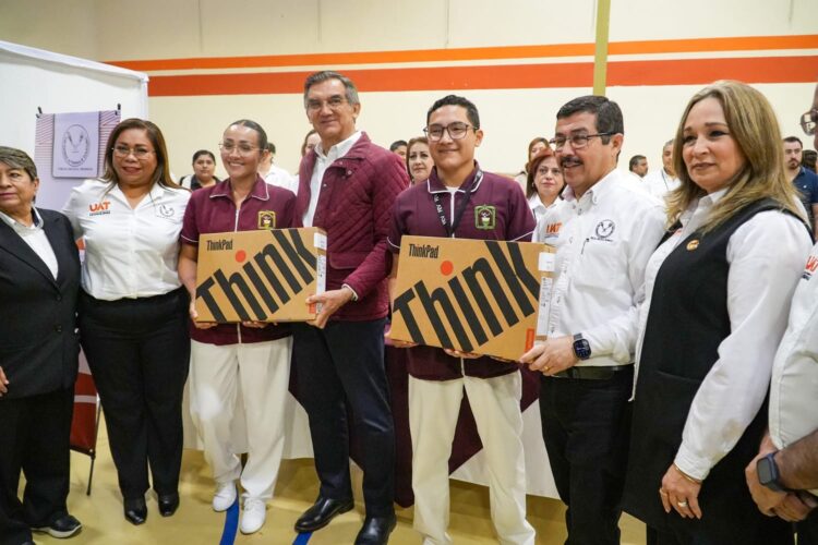 Gobernador y rector hacen entrega histórica de equipos de cómputo a estudiantes y docentes de la UAT