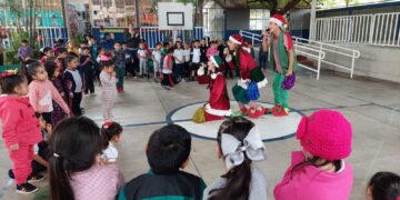 Estudiantes de la UAT llevan festival navideño a jardines de niños