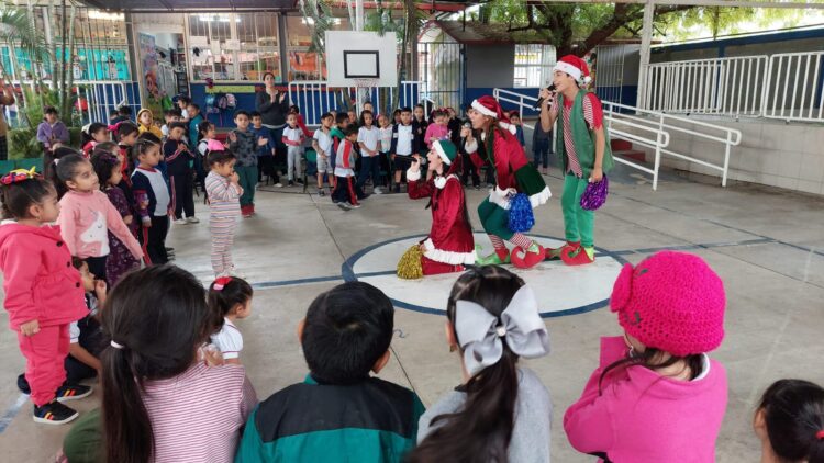 Estudiantes de la UAT llevan festival navideño a jardines de niños