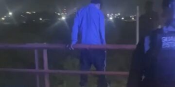 Joven pretendió arrojarse de un puente, Guardia Estatal logra convencerlo y lo pone a salvo.