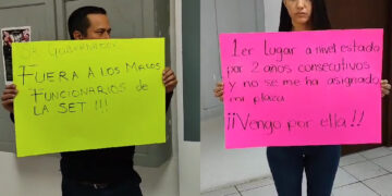 Protestan maestros, no les han dado la plaza que la secretaria les prometió.