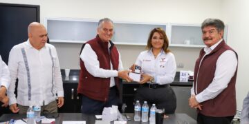 Reafirma salud transparencia y buen gobierno: entrega videocámaras a verificadores de la COEPRIS