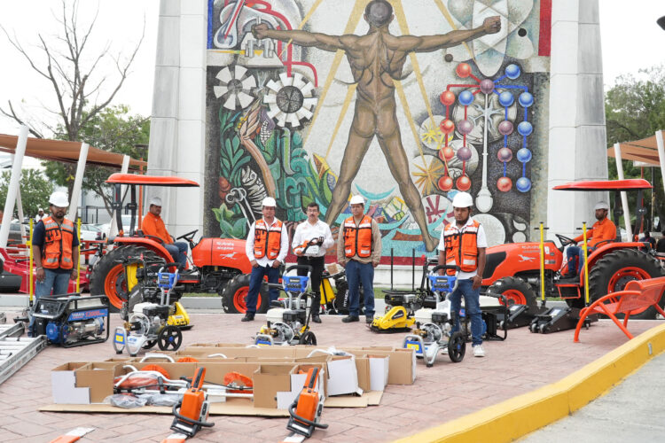 Entrega rector equipo para el mantenimiento de los campus de la UAT