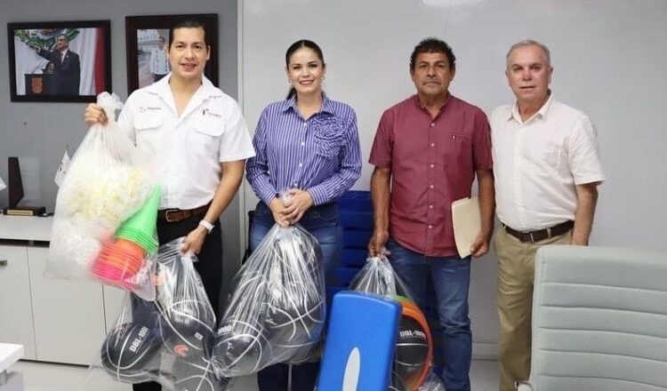 Entrega INDE material deportivo para escuelas de Jiménez