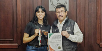 Felicita Dámaso Anaya a exitosa esgrimista de la UAT