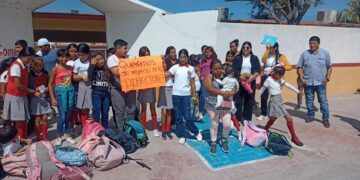 Padres de familia del Poblado La Pesca protestan por cambio de directora, alumnos sin clases.