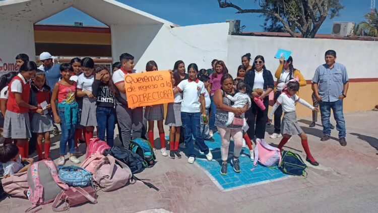 Padres de familia del Poblado La Pesca protestan por cambio de directora, alumnos sin clases.