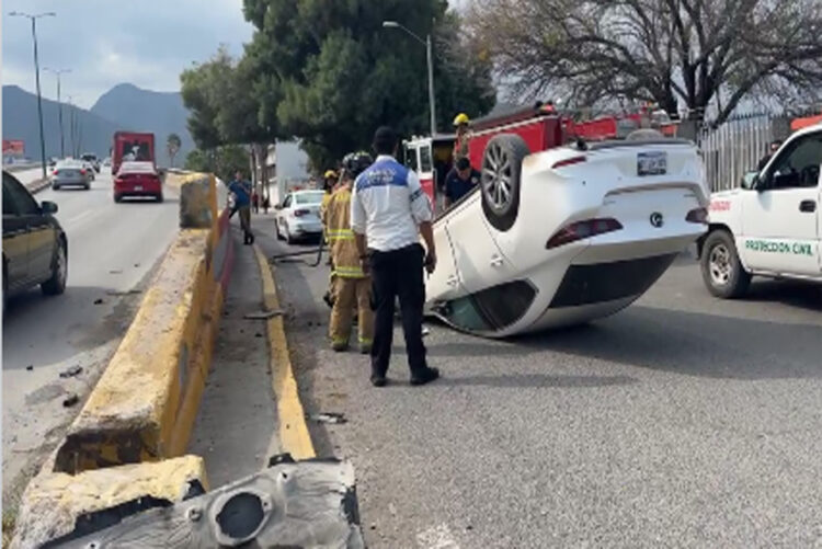 Por titubeo vuelcan y por poco les cuesta la vida.