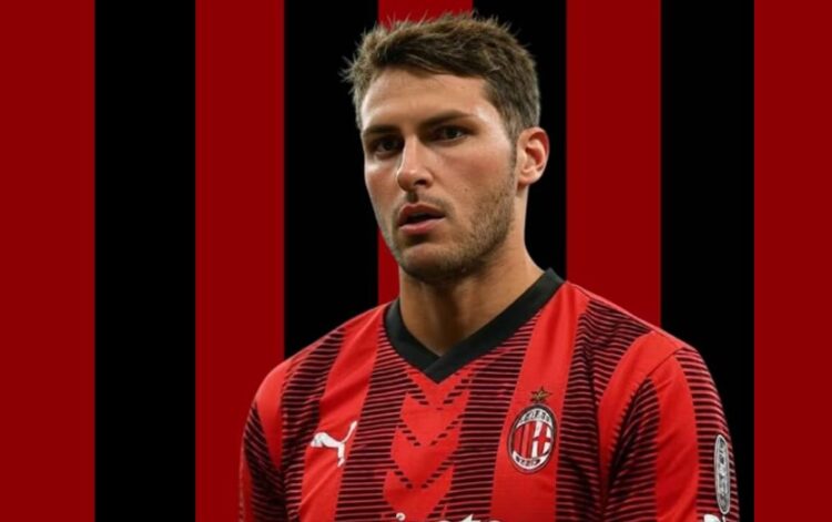 Santiago Giménez llega a Milán