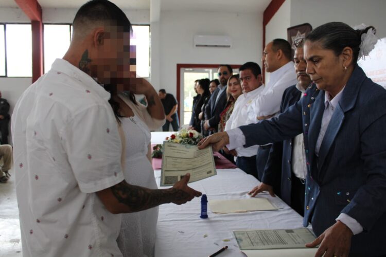 Formalizan su unión 13 parejas en el CEDES de Matamoros