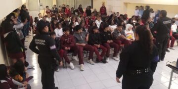 Guardia Estatal de Género concientiza a estudiantes de secundaria respecto a violencia escolar y digital