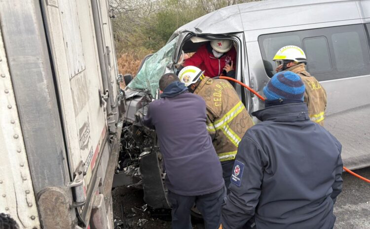 Fuerte choque deja a persona prensada.